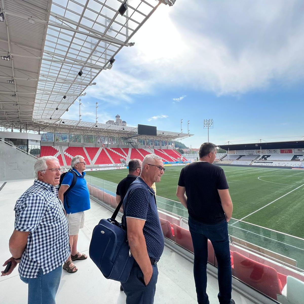 Predstavitelia ÚFTS si prezreli novú tribúnu trenčianskeho štadióna